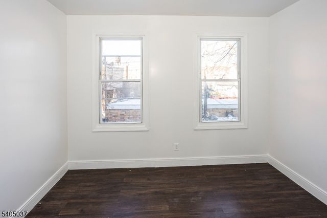 11 Ellington St, East Orange City, NJ 07017