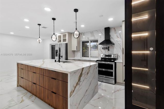 7220 NW 10th Pl, Plantation, FL 33313