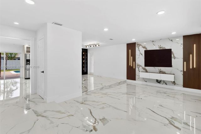 7220 NW 10th Pl, Plantation, FL 33313