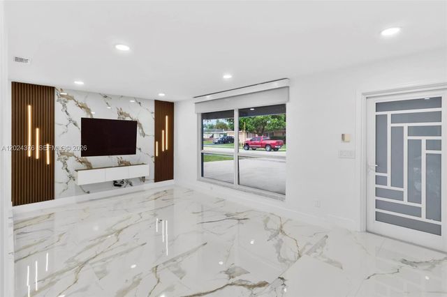 7220 NW 10th Pl, Plantation, FL 33313