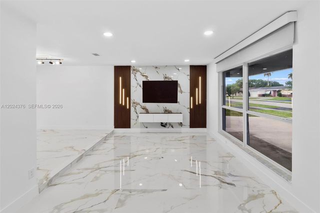 7220 NW 10th Pl, Plantation, FL 33313