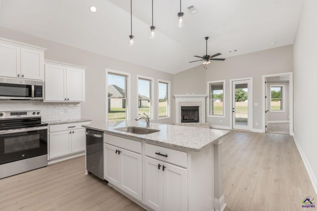 102 Hunt's Landing Drive, Kathleen, GA 31047