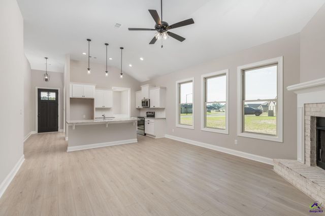 102 Hunt's Landing Drive, Kathleen, GA 31047