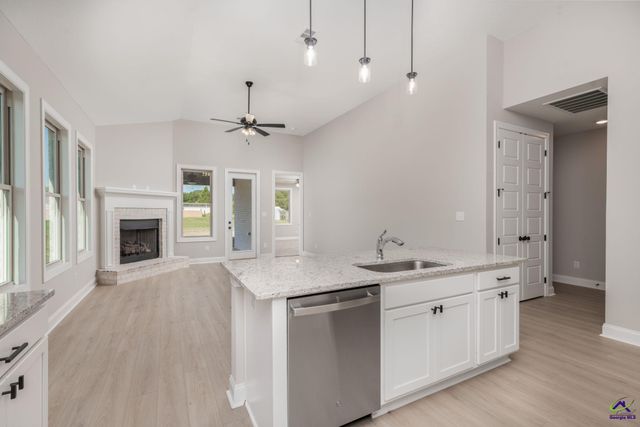 102 Hunt's Landing Drive, Kathleen, GA 31047