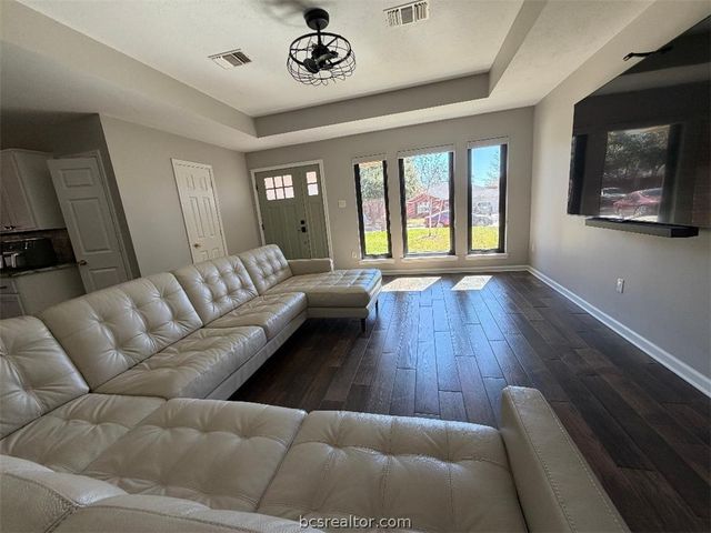 1430 Cedarcrest Lane, Bryan, TX 77803