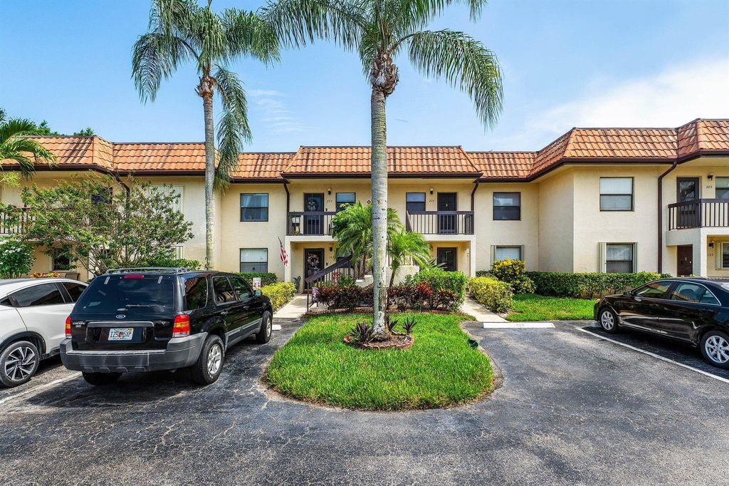7142 Golf Colony Court 203, Lake Worth, FL 33467