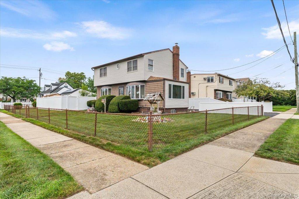 10 Enness Avenue, Bethpage, NY 11714 — photo 2
