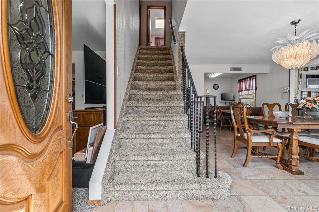 10 Enness Avenue, Bethpage, NY 11714 — photo 3