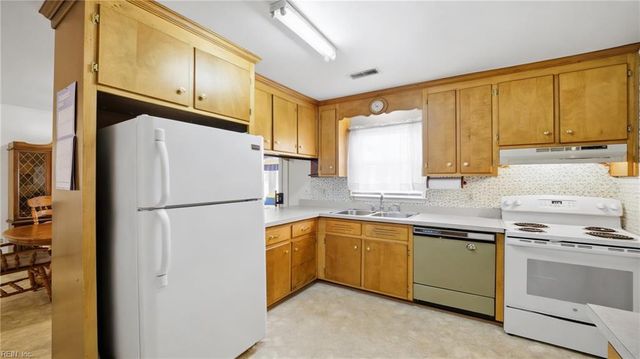 7 Jennifer LN, Hampton, VA 23669