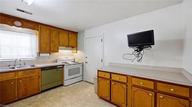 7 Jennifer LN, Hampton, VA 23669
