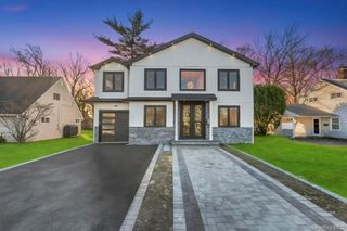 126 Rim Lane, Hicksville, NY 11801