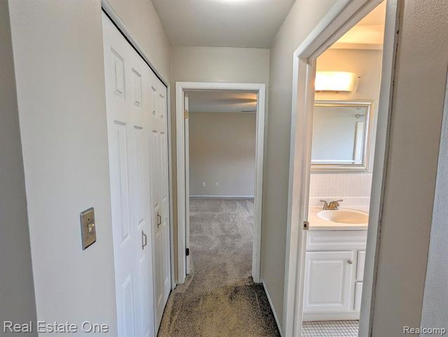 1942 Axtell Drive 7, Troy, MI 48084