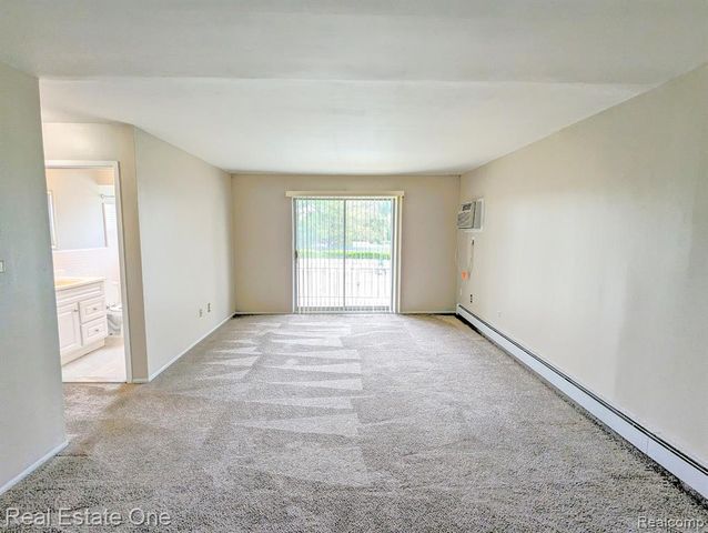 1942 Axtell Drive 7, Troy, MI 48084