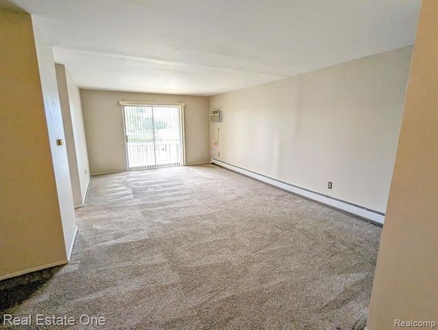 1942 Axtell Drive 7, Troy, MI 48084