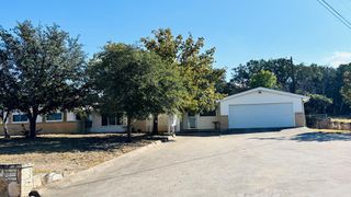 241 W Doris Dr, Kerrville, TX 78028