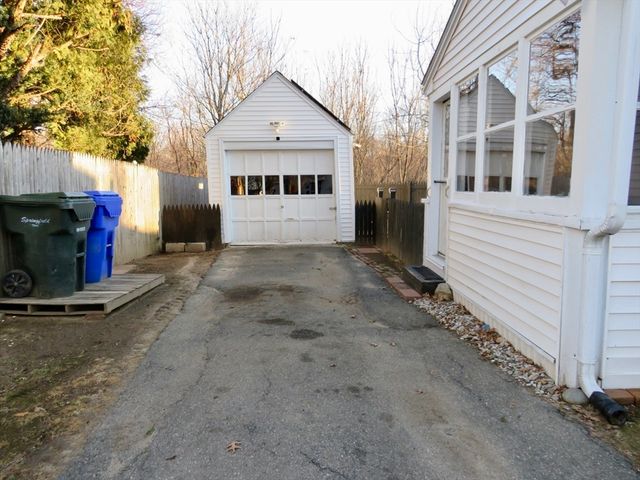 39 Balfour Dr., Springfield, MA 01118