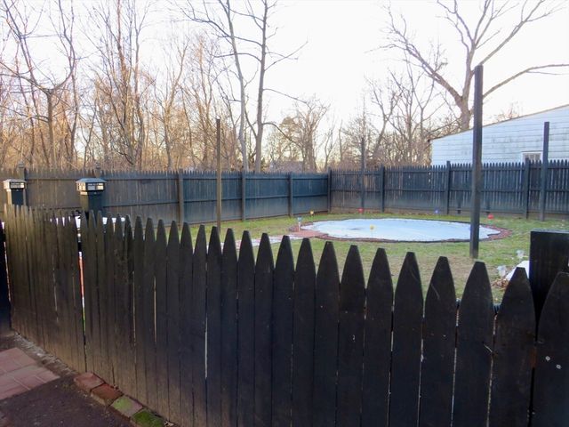 39 Balfour Dr., Springfield, MA 01118