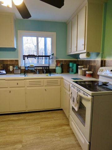 39 Balfour Dr., Springfield, MA 01118