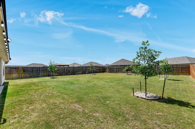 102 Reagor DR, Taylor, TX 76574