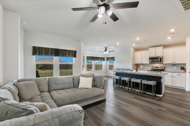 102 Reagor DR, Taylor, TX 76574