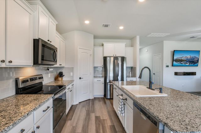 102 Reagor DR, Taylor, TX 76574