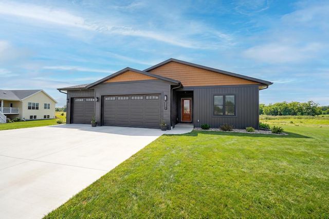 555 Lake Breeze LANE, Random Lake, WI 53075