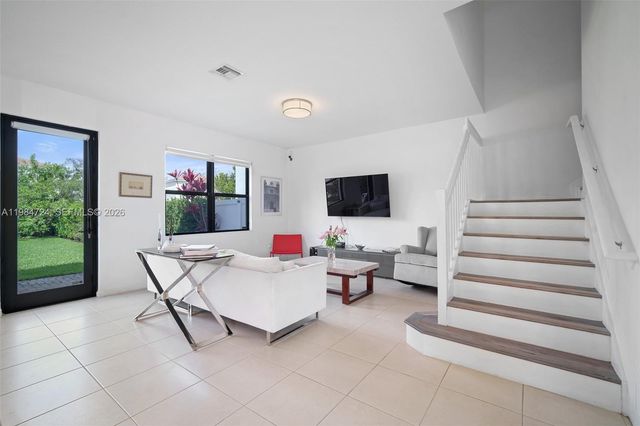 901 NE 191st St, Miami, FL 33179