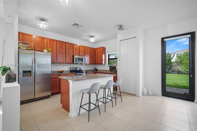 901 NE 191st St, Miami, FL 33179