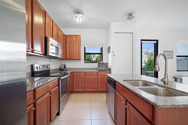 901 NE 191st St, Miami, FL 33179