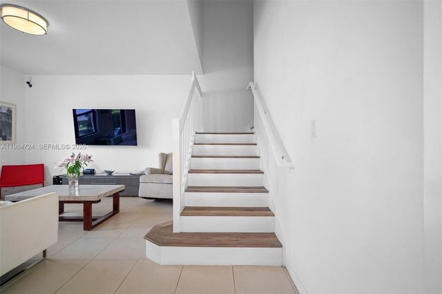 901 NE 191st St, Miami, FL 33179