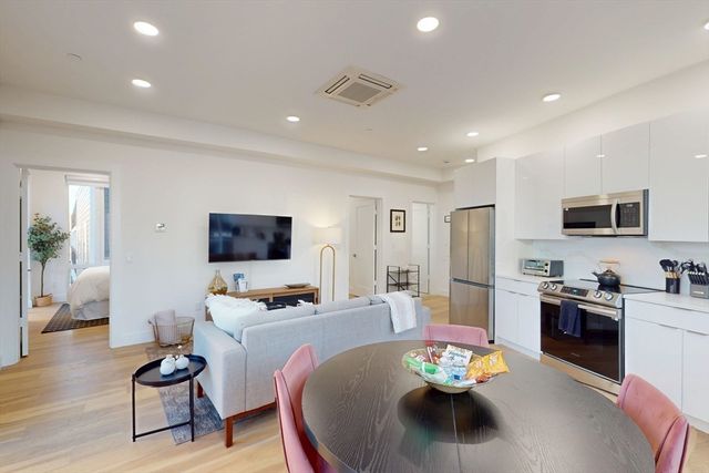 38 Hichborn 406, Boston, MA 02135