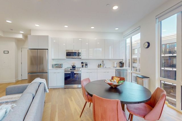 38 Hichborn 406, Boston, MA 02135