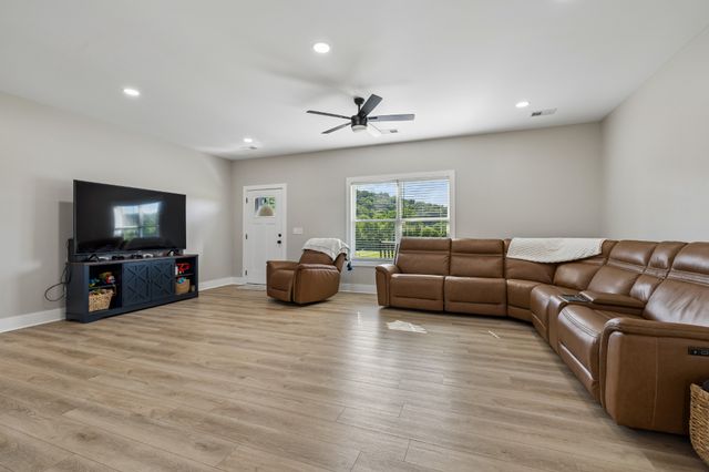 4353 New Harmony Rd, Hartsville, TN 37074