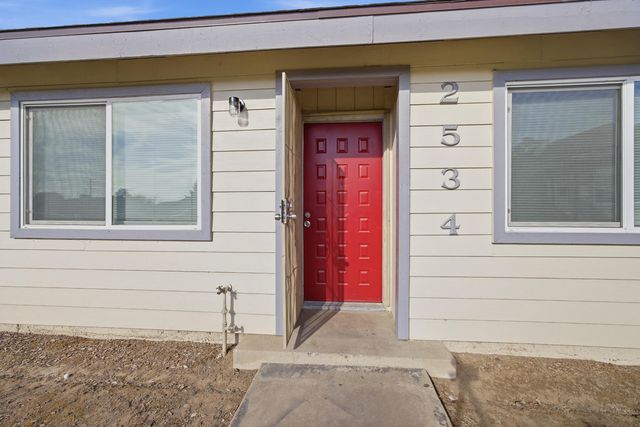 2532 W Chestnut Court, Visalia, CA 93277