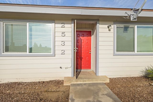 2532 W Chestnut Court, Visalia, CA 93277