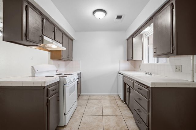 2532 W Chestnut Court, Visalia, CA 93277