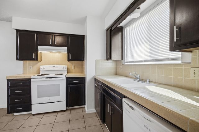 2532 W Chestnut Court, Visalia, CA 93277