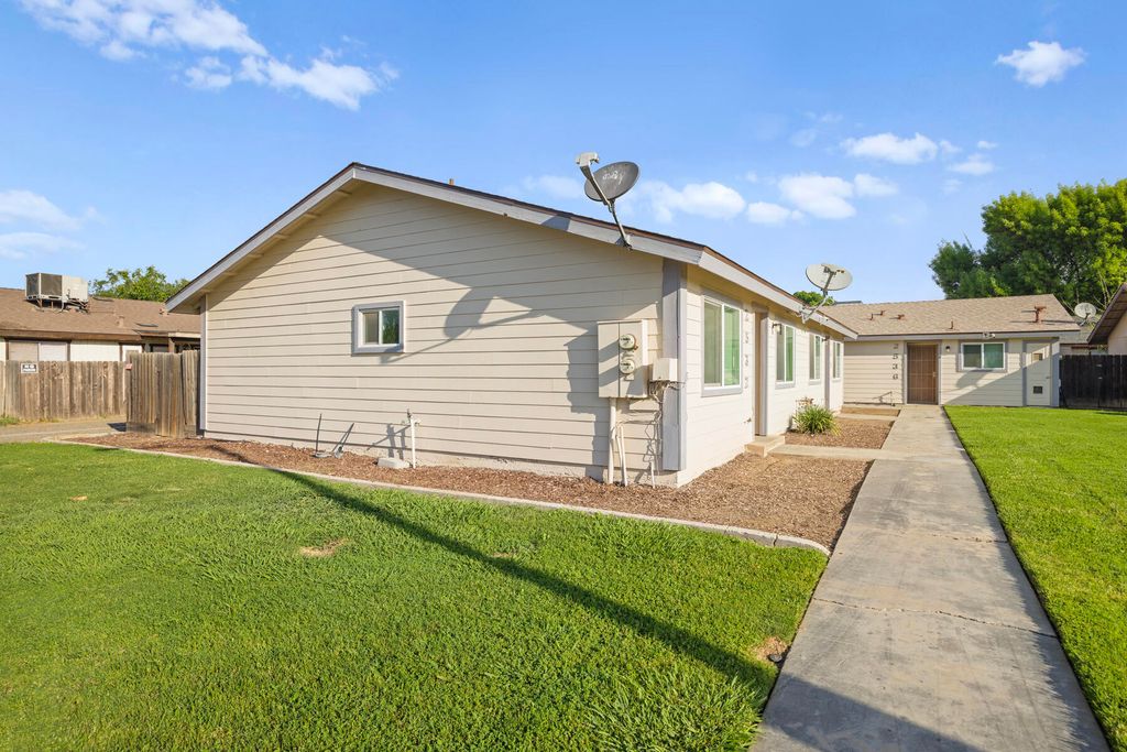 2532 W Chestnut Court, Visalia, CA 93277