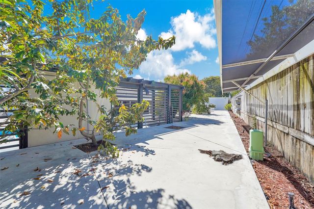 10715 SW 168th Ter, Miami, FL 33157