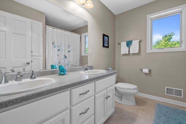 2088 Lower Ridge ROAD, Port Washington, WI 53074