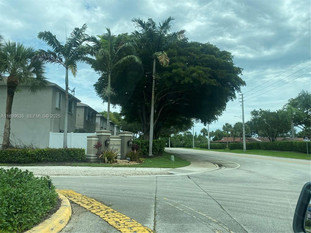 6006 Plum Place, Tamarac, FL 33321