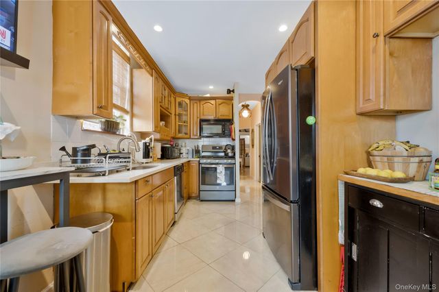 918 E 216th Street, Bronx, NY 10469