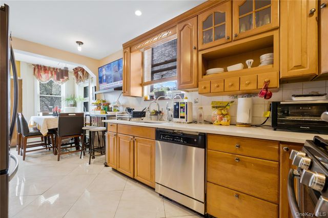 918 E 216th Street, Bronx, NY 10469