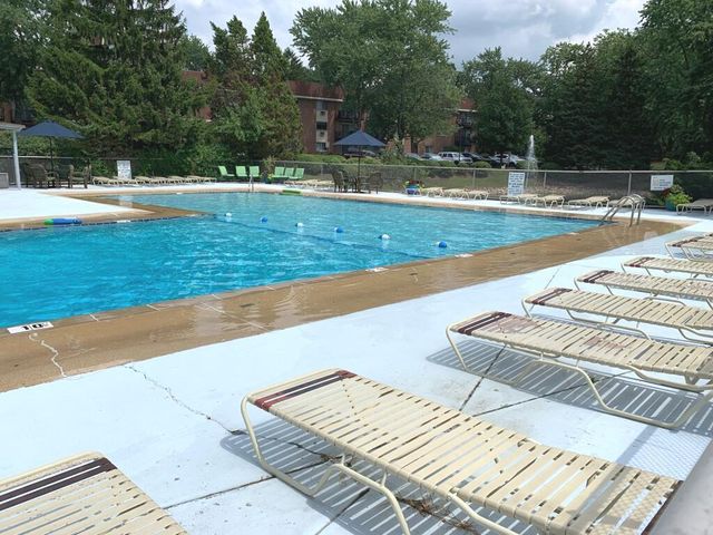 1198 Royal Glen Drive 314, Glen Ellyn, IL 60137