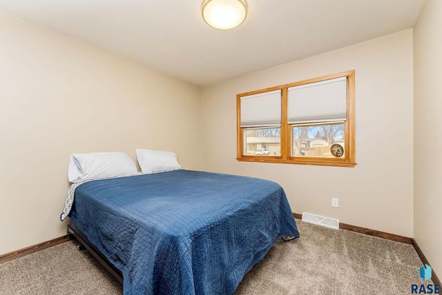 5104 W 38th St Street, Sioux Falls, SD 57106