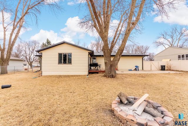 5104 W 38th St Street, Sioux Falls, SD 57106