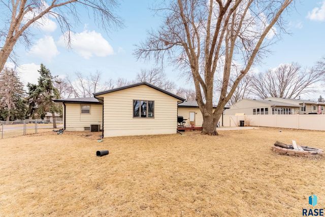 5104 W 38th St Street, Sioux Falls, SD 57106