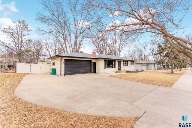 5104 W 38th St Street, Sioux Falls, SD 57106