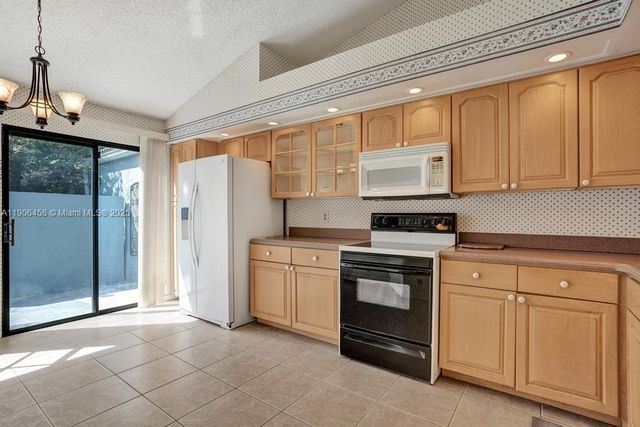 8465 Waterford Cir, Tamarac, FL 33321