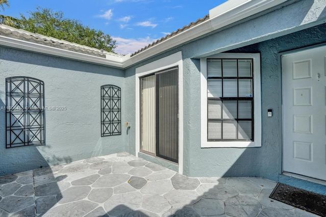 8465 Waterford Cir, Tamarac, FL 33321